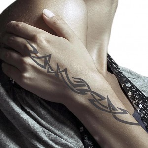 Tatouages temporaire sur la main.
