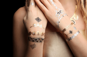Lire la suite à propos de l’article Les tatouages temporaires comme accessoires de mode : des idées de style qui fonctionnent vraiment