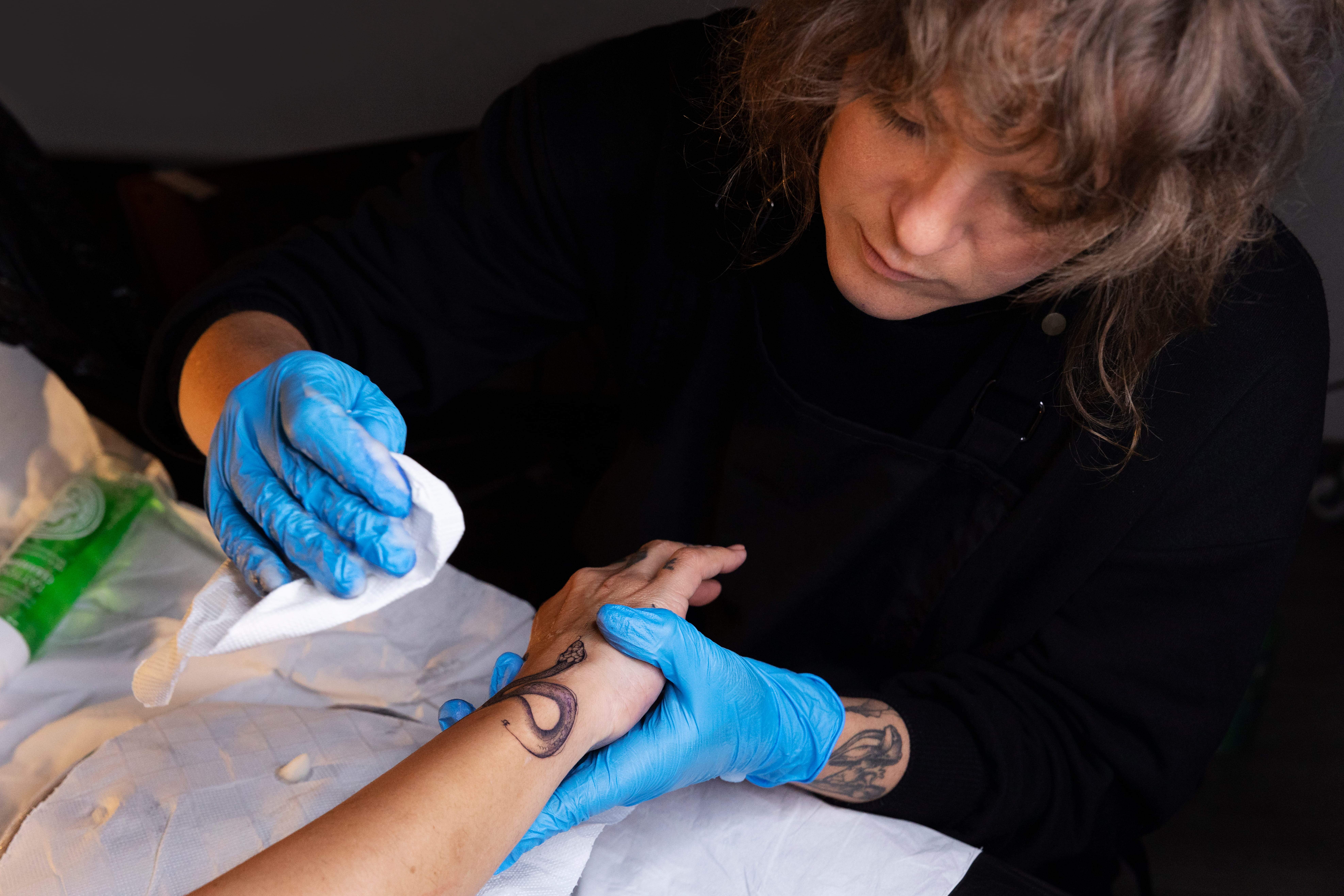 Lire la suite à propos de l’article Essayer avant de s’engager : tester des idées de tatouage personnalisé avec de l’encre temporaire